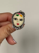 Load image into Gallery viewer, 1960s Beauty Queen Ring