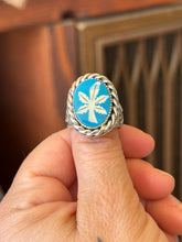 Load image into Gallery viewer, 1970s Mother of Pearl Sweet Leaf Ring