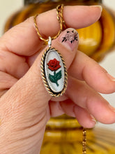 Load image into Gallery viewer, Glass Rose Necklace