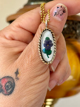 Load image into Gallery viewer, Glass Violet Flower Necklace